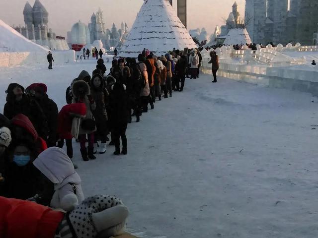 南方游客凌晨3点排队只为一睹冰雪大世界真容