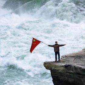 李现虎跳峡举国旗，全网共燃爱国情怀