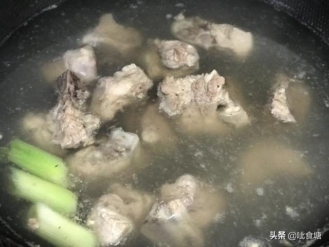 排骨焯水过程