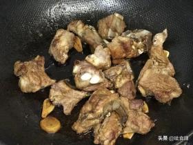 加入土豆继续炖煮过程