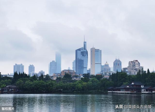 京城雨后雾绕高楼，若隐若现如仙境